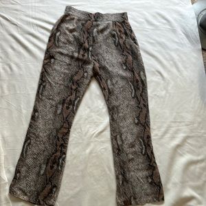 Skylar+Madison snakeskin print pants. Size med